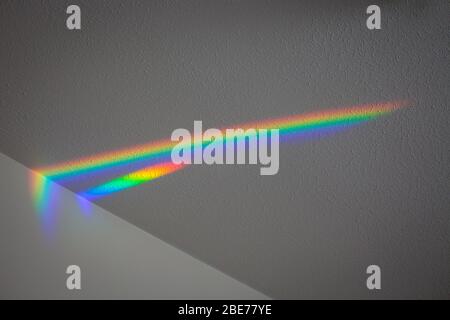 Prisma Spectrum atterraggio sul mio soffitto, pareti, porte e mobili aggiungendo meravigliosi colori arcobaleno per altrimenti drappare superfici. Foto Stock