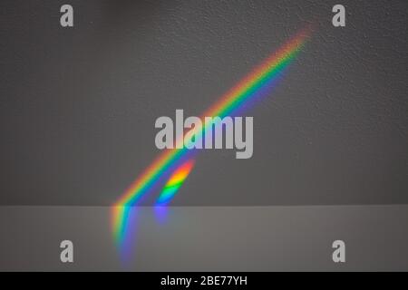 Prisma Spectrum atterraggio sul mio soffitto, pareti, porte e mobili aggiungendo meravigliosi colori arcobaleno per altrimenti drappare superfici. Foto Stock