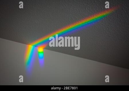 Prisma Spectrum atterraggio sul mio soffitto, pareti, porte e mobili aggiungendo meravigliosi colori arcobaleno per altrimenti drappare superfici. Foto Stock