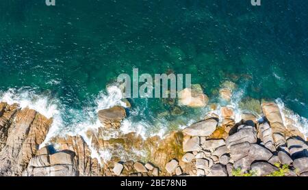 Vista aerea drone ha girato le onde dell'oceano, la bella spiaggia tropicale e la costa rocciosa e la foresta bella. Nga Khin Nyo Gyee Island Myanmar. Mari tropicali Foto Stock