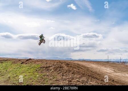 Dacono, CO/ USA- March29, 2020 piloti Motocross gareggano in pista colpendo salti e ormeggi nella Front Range del Colorado Foto Stock