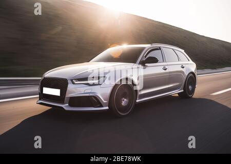 Berlina bianca business class all'ora del tramonto Foto Stock