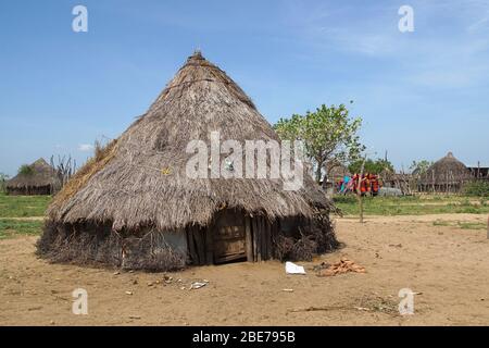 Primo piano di un capanna tetto con tetto in paglia di Karo Tribe Foto Stock