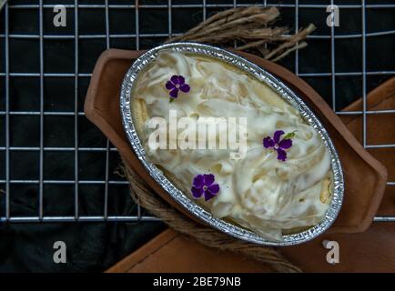 Dessert dolce fusion thai : torta di formaggio di palma Toddy su sfondo bellissimo. Una deliziosa colazione stagionale. Vista dall'alto, messa a fuoco selettiva. Foto Stock