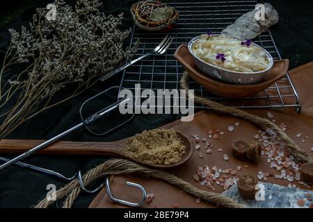 Dessert dolce fusion thai : torta di formaggio di palma Toddy su sfondo bellissimo. Una deliziosa colazione stagionale. Messa a fuoco selettiva. Foto Stock