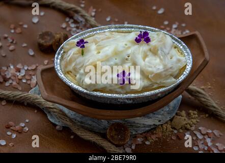 Dessert dolce fusion thai : torta di formaggio di palma Toddy su sfondo bellissimo. Una deliziosa colazione stagionale. Messa a fuoco selettiva. Foto Stock