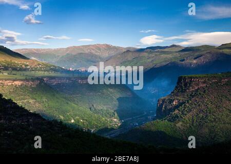 Vista mattutina del canyon di Debed vicino al Monastero di Haghpat, Haghpat, provincia di Lori, Armenia, Caucaso, Asia Foto Stock