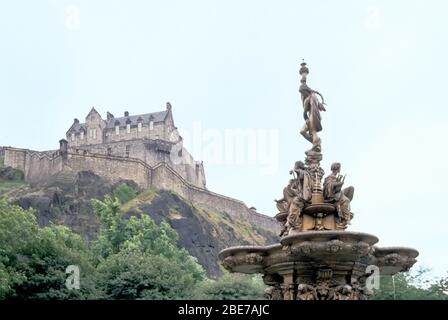 Castello di Edimburgo visto dai Princes Street Gardens, Edimburgo, Scozia, Regno Unito con spazio per le copie Foto Stock