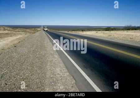 Camion su Patagonia Road, Argentina Foto Stock