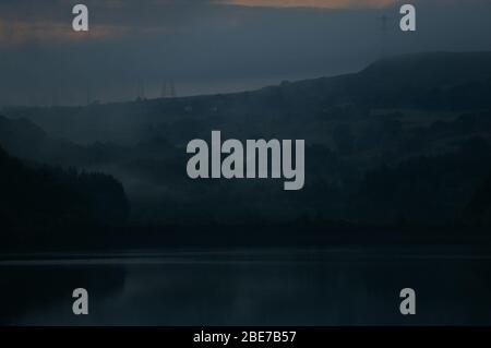 Vista scura del Wayoh Reservoir in Lancashire su una serata di crepuscolo Foto Stock