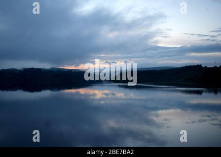 Tramonto di sera sopra Wayoh Reservoir in Lancashire Foto Stock