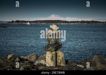 Inukshuk e il monte Baker sono lontani. Foto scattata dal popolare porto turistico di Oak Bay a Victoria Foto Stock