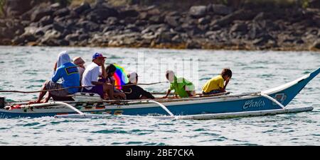 Pescatori che pescano da doppio Outrigger mestiere nelle Filippine Foto Stock