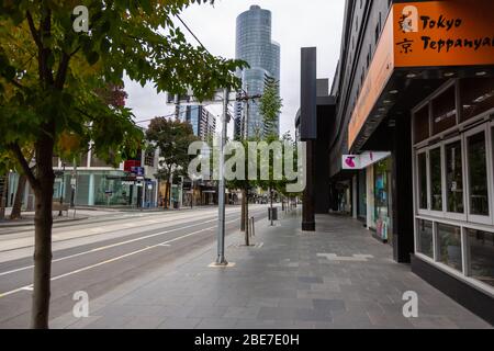 Melbourne, Australia, 12 aprile 2020. La zona commerciale più famosa di Melbourne, Chapel Street è vuota durante la crisi COVID-19 a Melbourne, Australia. Credit: Dave Hewison/Alamy Live News Foto Stock