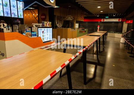 Melbourne, Australia, 12 aprile 2020. Le aree pranzo, i ristoranti e i cafè sono chiusi durante la crisi COVID-19 a Melbourne, Australia. Credit: Dave Hewison/Alamy Live News Foto Stock