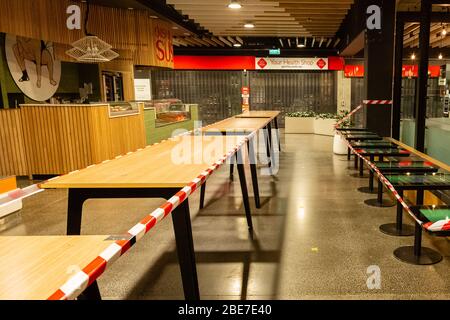 Melbourne, Australia, 12 aprile 2020. Le aree pranzo, i ristoranti e i cafè sono chiusi durante la crisi COVID-19 a Melbourne, Australia. Credit: Dave Hewison/Alamy Live News Foto Stock