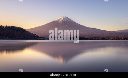 Alba del Monte Fuji a Kawaguchiko, Giappone Foto Stock