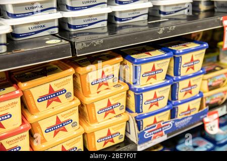 Burro occidentale di stelle prodotto in australia e burro lurpak spalmato in Danimarca su uno scaffale australiano del supermercato Foto Stock