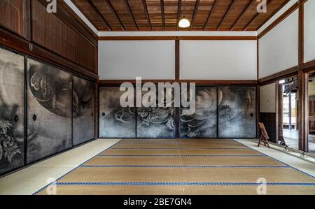 Pittura del drago (unryu-zu) di Kaiho Yusho, pittura dell'inchiostro su un fusuma, Tempio Kennin-ji, Higashiyama, Kyoto, Giappone Foto Stock