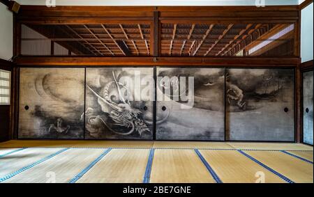 Pittura del drago (unryu-zu) di Kaiho Yusho, pittura dell'inchiostro su un fusuma, Tempio Kennin-ji, Higashiyama, Kyoto, Giappone Foto Stock