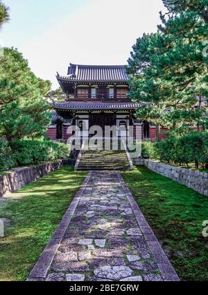 Percorso coperto di muschio nel Tempio Kennin-ji, Higashiyama, Kyoto, Giappone Foto Stock