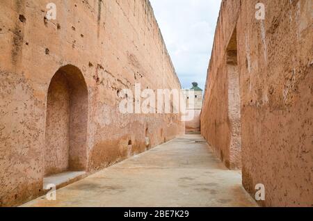 Viaggia in Marocco, Tombe Saadiane a Marrakech con pareti di terra rossa Foto Stock