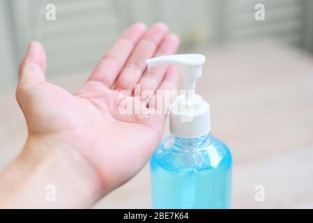 Donne che lavano le mani con gel di alcool o sapone antibatterico / persone che usano una bottiglia di sapone disinfettante antibatterico strofinare pulizia gel igiene mani Foto Stock