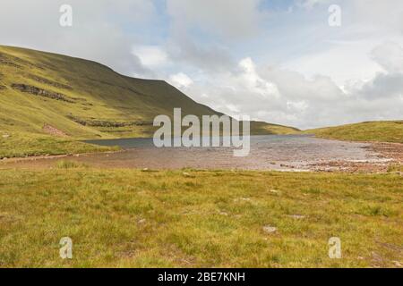 Llyn y Fan Fawr, ai piedi del Fan Brycheiniog, Brecon Beacons National Park, Powys, Galles del Sud, Regno Unito Foto Stock