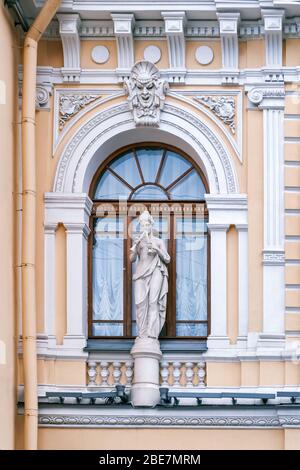 Finestra ad arco con bassorilievo e statua a forma di figura di donna sulla costruzione del circo cittadino di San Pietroburgo. Foto Stock