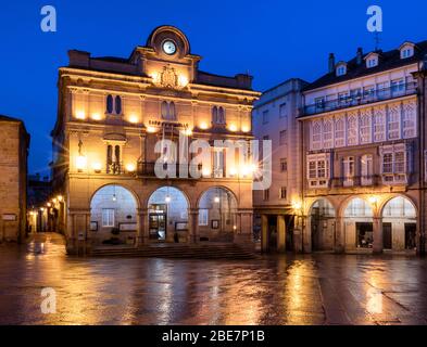 Municipio (Casa do Concello) in Plaza Mayor all'alba, a Ourense, Galizia, Spagna Foto Stock