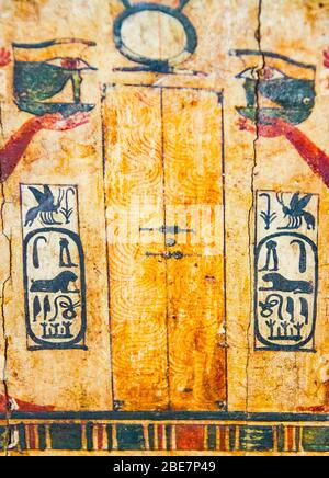Egitto, Medio Egitto, Museo di Mallawi, foto scattate nel 2009, prima del saccheggio nel 2013. Un piccolo naos, con i cartocchi di Darius. Foto Stock