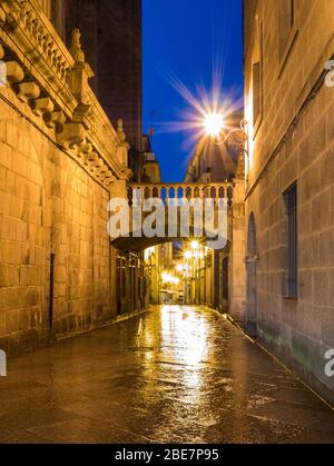 Ponte in Rua das Tendas Street, accanto alla Cattedrale nella Città Vecchia di Ourense, Galizia, Spagna Foto Stock