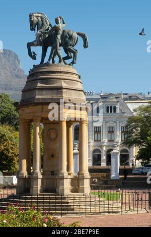 Città del Capo - Sudafrica - il Giardino della Compagnia con Delville Wood Memorial in primo piano e Iziiko South African Museum dietro Foto Stock