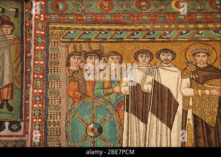 Italia. Ravenna. Basilica di San vitale. Mosaici bizantini romani. Pannello di Giustiniano i con soldati. 6 ° secolo. Foto Stock