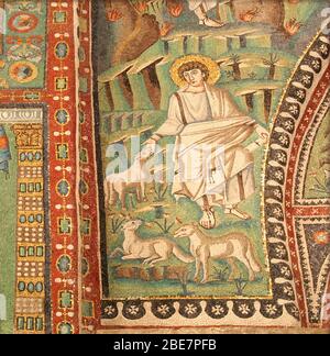 Italia. Ravenna. Basilica di San vitale. Mosaici bizantini romani. 6 ° secolo. Mosè e pastore. Presbiterio. Foto Stock