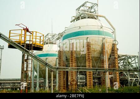 Serbatoio di gas su impianto di materie prime idrocarbiliche Foto Stock