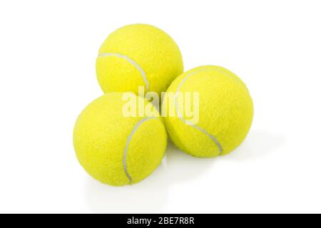 tre palline da tennis gialle che giacciono nelle vicinanze isolate su sfondo bianco Foto Stock