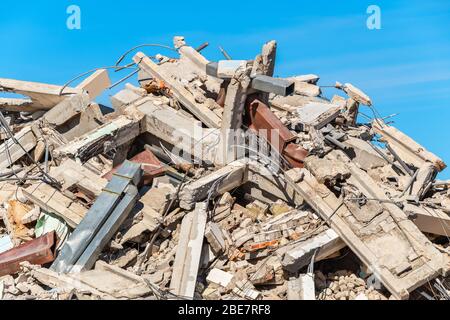 Mucchio di detriti al posto di una casa demolita Foto Stock