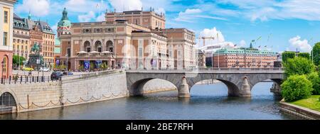 Vista panoramica sul Ponte Nord, su piazza Gustav Adolf e sul Teatro dell'Opera reale. Stoccolma, Svezia Foto Stock