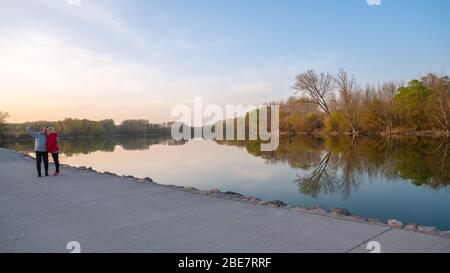 Asvanyraro Ungheria 03 27 2020: Una coppia di mezza età fa un selfie in un lago. Foto Stock