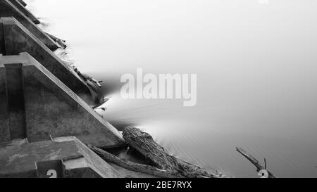 Immagine in bianco e nero di un corso d'acqua. Foto Stock