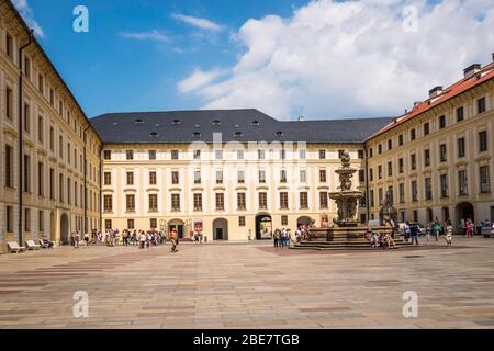 Il secondo cortile del Castello di Praga conatina la Fontana di Kohl barocca (1686) e un pozzo con una griglia di ferro barocca. Castello di Praga, Repubblica Ceca Foto Stock