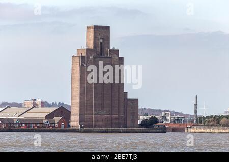 La torre della stazione di ventilazione di Queensway, si affaccia sul fiume Mersey, Birkenhead Foto Stock