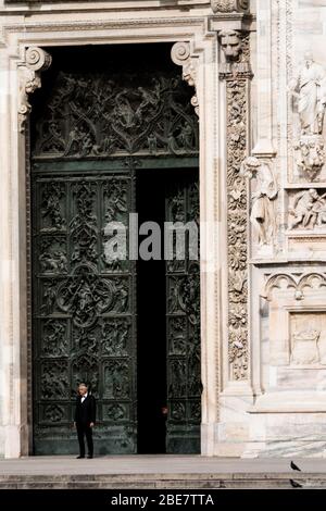 Andrea Bocelli durante Andrea Bocelli al Duomo di Milano, 12 aprile 2020 Foto Stock