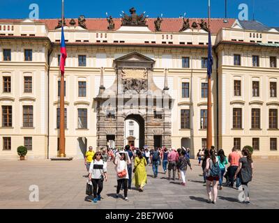 Il primo cortile del Castello di Praga contiene la porta barocca di Mattia, che conduce al secondo cortile. Praga, Repubblica Ceca. Foto Stock