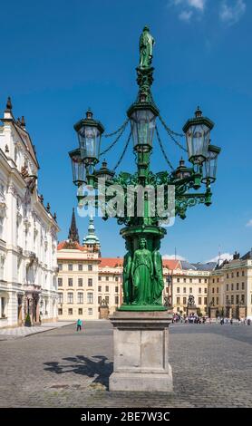 Lampada in ghisa a otto ramificazioni elaborata standard (1867-1868) in Piazza del Castello, Praga, Repubblica Ceca. Foto Stock