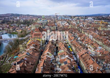 Vista dalla Cattedrale di Berna ai tetti rossi delle case nel centro storico della città vecchia, vista sulla città, città interna, Berna, Svizzera Foto Stock