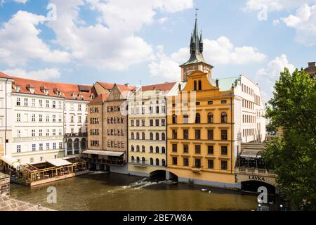 Vista su una piccola area portuale tra il Ponte Carlo e il Museo Smetana, Praga, Repubblica Ceca. Visto dal Ponte Carlo. Foto Stock