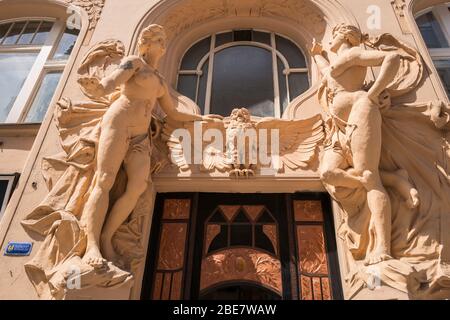 Ingresso alla Casa Mašek (1908), edificio residenziale seccessionista progettato da Karel Vítězslav Mašek, in via Široká, Praga, Repubblica Ceca. Foto Stock