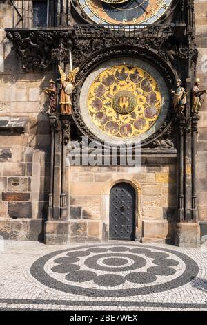 L'Orologio Astronomico (1410) nella Piazza della Città Vecchia è un orologio astronomico medievale a Praga, Repubblica Ceca. Foto Stock